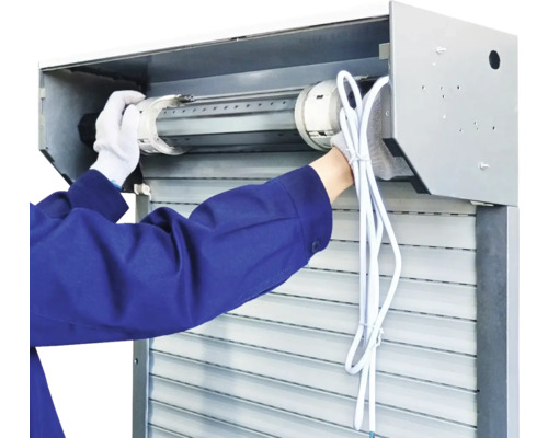 Installation eines Rollladens durch einen Handwerker