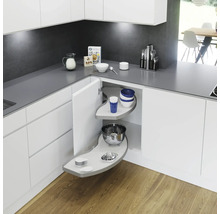 Küchenecke mit Schwenkauszug für Eckschränke, ausgestattet mit Geschirr und Küchenutensilien zur optimalen Raumnutzung.