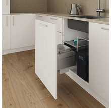 Küchenspüle mit Mülltrennsystem in einem weißen Küchenschrank