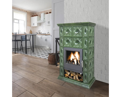 Gegliederter Kachelofen mit Holzfeuerstelle im Küchenbereich