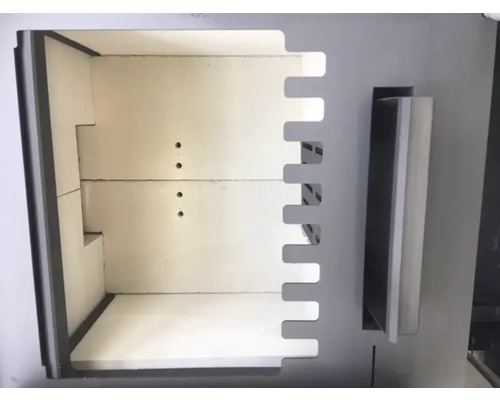 Innenansicht eines Ofens mit Schamotteauskleidung