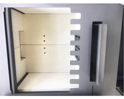 Innenansicht eines modularen Regalsystems mit Fächern und Regalböden