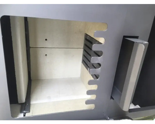 Innenansicht eines Kaminofens mit Feuerraumauskleidung und Rost