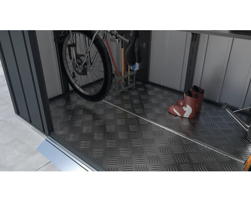 Innenraum eines Geräteschuppens mit Fahrrad, Gartengeräten und Gummistiefeln auf einem Boden aus Riffelblech