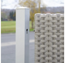 Detailansicht eines Sichtschutzzauns mit Metallpfosten und geflochtenem Element
