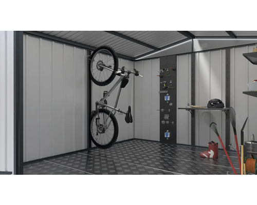 Fahrrad und Gartengeräte in einem Geräteschuppen