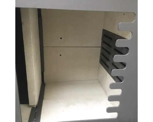 Innenansicht eines Ofens mit Feuerraumauskleidung und Rost