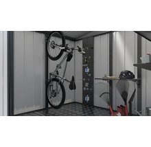 Fahrrad an der Wandhalterung in einem Geräteschuppen zusammen mit Werkzeugen und Gartengeräten