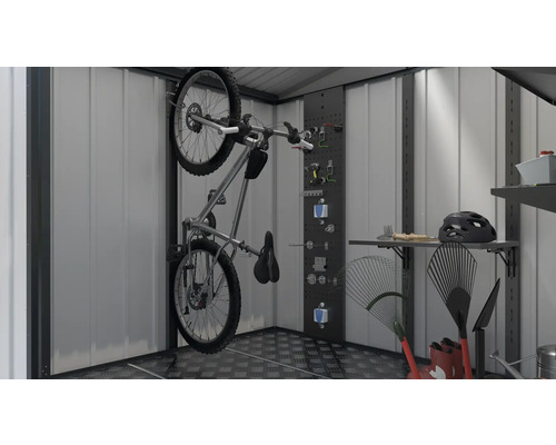 Fahrrad an der Wandhalterung in einem Geräteschuppen zusammen mit Werkzeugen und Gartengeräten