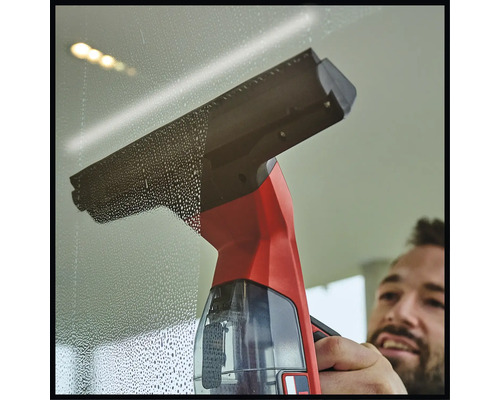 Fensterreiniger im Einsatz auf einer Glasoberfläche