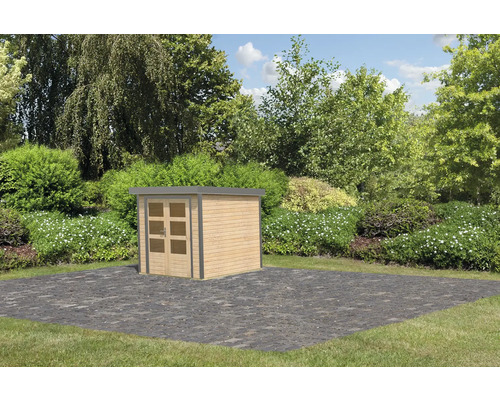 Garten mit Gerätehaus aus Holz und Doppelglastür