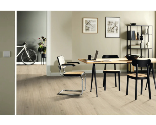 Heller Wohnraum mit Holzboden, Esstisch und Stühlen.