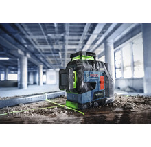 Bosch Logo. Bosch Professional Kreuzlinienlaser mit grünen Laserlinien auf Baustelle.