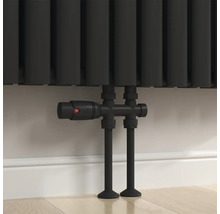 Nahaufnahme eines Heizkörpers mit Thermostatventil und Rohrleitungen