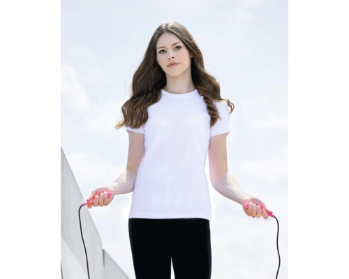 Frau mit Springseil in Sportbekleidung