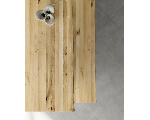 Tischplatte aus Holz mit natürlicher Kante und Blumendekoration
