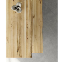 Tischplatte aus Massivholz mit Baumkante und Blumendekoration