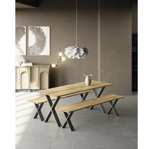 Esszimmer mit Holztisch und Bänken auf Metallgestell sowie Hängelampe