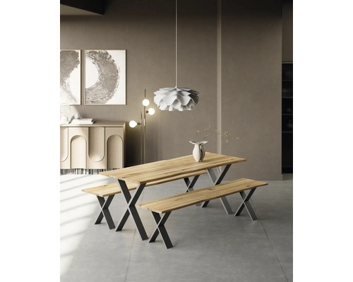 Esszimmer mit Holztisch und Bänken auf Metallgestell sowie Hängelampe