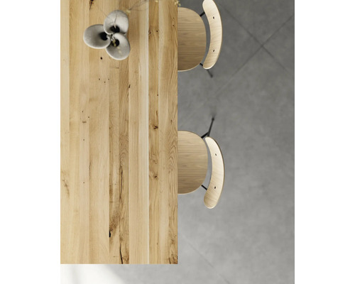 Draufsicht auf einen Holztisch mit zwei Stühlen