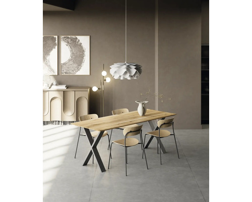 Esszimmer mit Holztisch, Stühlen und Pendelleuchte