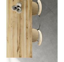 Ansicht von oben auf einen Holztisch mit zwei Stühlen