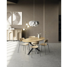 Esszimmer mit ovalem Holztisch und Stühlen unter einer dekorativen Hängelampe.