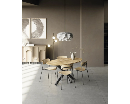 Esszimmer mit ovalem Holztisch und Stühlen unter einer dekorativen Hängelampe.