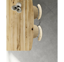 Ansicht von oben auf einen Holztisch mit Stühlen und Dekoration