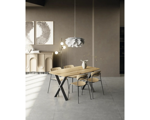 Esszimmer mit Esstisch aus Holz und Stühlen mit schwarzem Metallgestell, ergänzt durch eine dekorative Pendelleuchte.