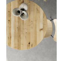 Runder Holztisch mit Dekorationsblumen und Stuhl, Draufsicht