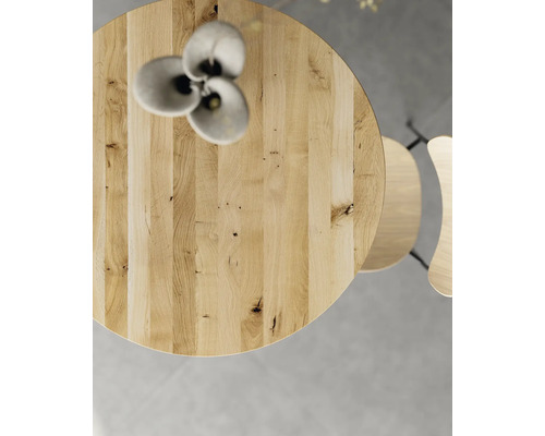 Runder Holztisch mit Dekorationsblumen und Stuhl, Draufsicht