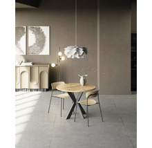 Esszimmer mit rundem Holztisch, zwei Stühlen und Pendelleuchte