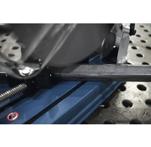 Metalltrennschleifer beim Schneiden eines Metallprofils