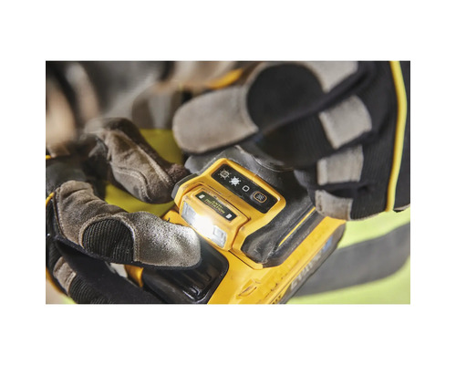 Gelbe Arbeitsleuchte in der Hand mit Handschuhen