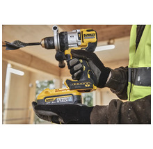 DeWalt Akku-Bohrmaschine mit Bohraufsatz und Akku in Händen einer Person