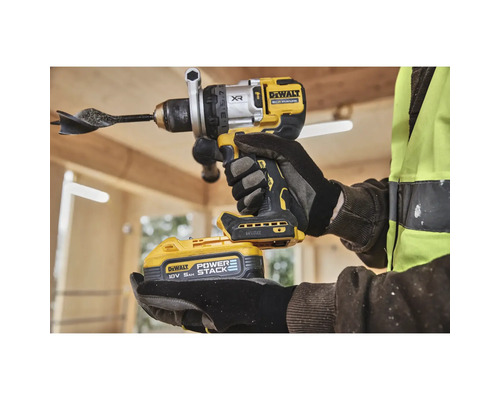 DeWalt Akku-Bohrmaschine mit Bohraufsatz und Akku in Händen einer Person