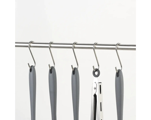 Küchenutensilien hängen an einer Edelstahlstange mit S-Haken.