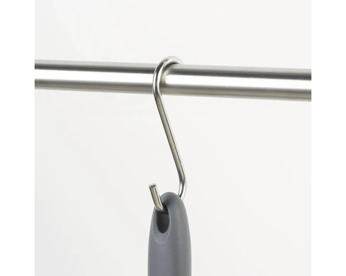 Metallischer S-Haken hängt an einer Stange