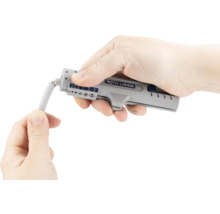 Abisolierzange mit Kabel in der Hand