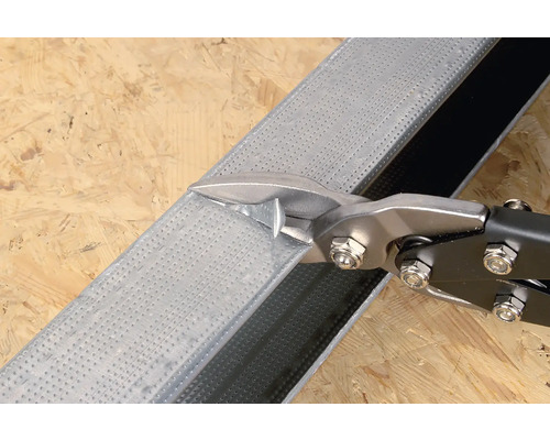 Blechschere schneidet Metallprofil