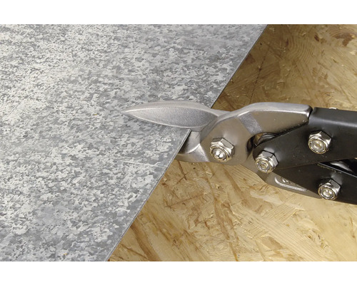 Blechschere schneidet ein Blech