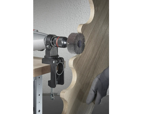 Bürstenaufsatz an Bohrmaschine bearbeitet Holz