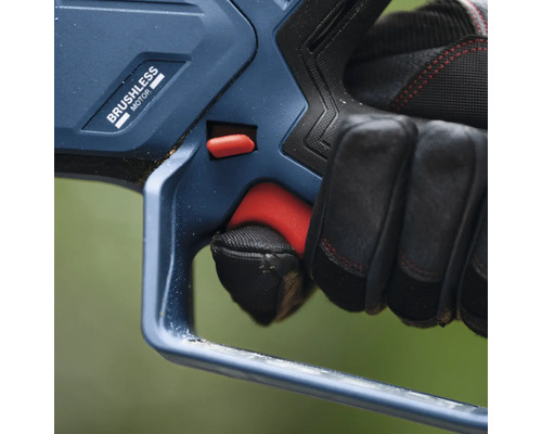 Bedienung einer Akku-Heckenschere mit bürstenlosem Motor