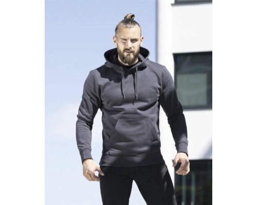 Mann trägt einen Kapuzenpullover mit Kordelzug und eine Hose