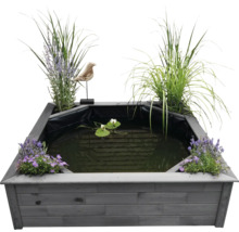 Hochteich aus Holz mit Wasserpflanzen und Dekoration