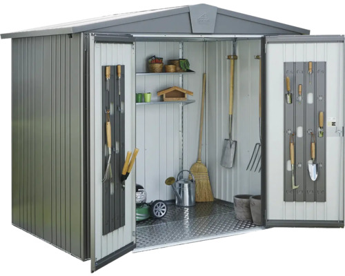 Offener Geräteschuppen mit Gartengeräten und Regalen