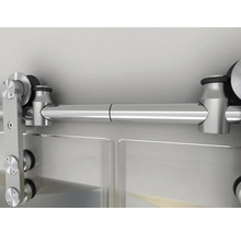 Detailaufnahme einer Glasschiebetür mit Metallschiene und Beschlägen
