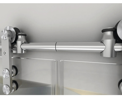 Detailaufnahme einer Glasschiebetür mit Metallschiene und Beschlägen