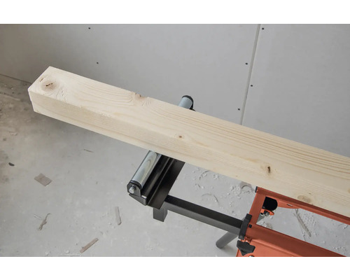 Holzbalken auf Rollenbock